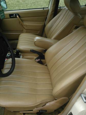 1985 Mercedes 190E 2.3 interior