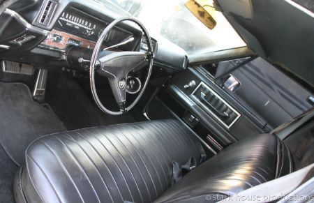 1968 Cadillac Fleetwood 75 interior front