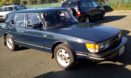1983 Saab 900 sedan right front
