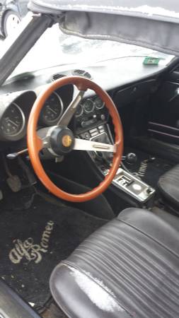 1972 Alfa Romeo Spider Veloce interior